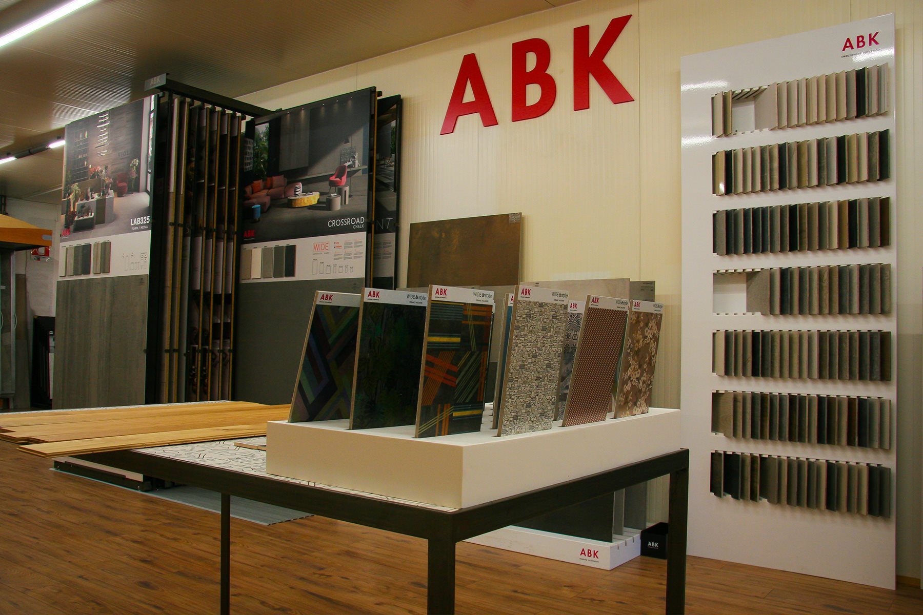 Punto_vendita_resana_piastrelle_bonato_ceramica_tavolo_business_abk_piastrelle_pavimento