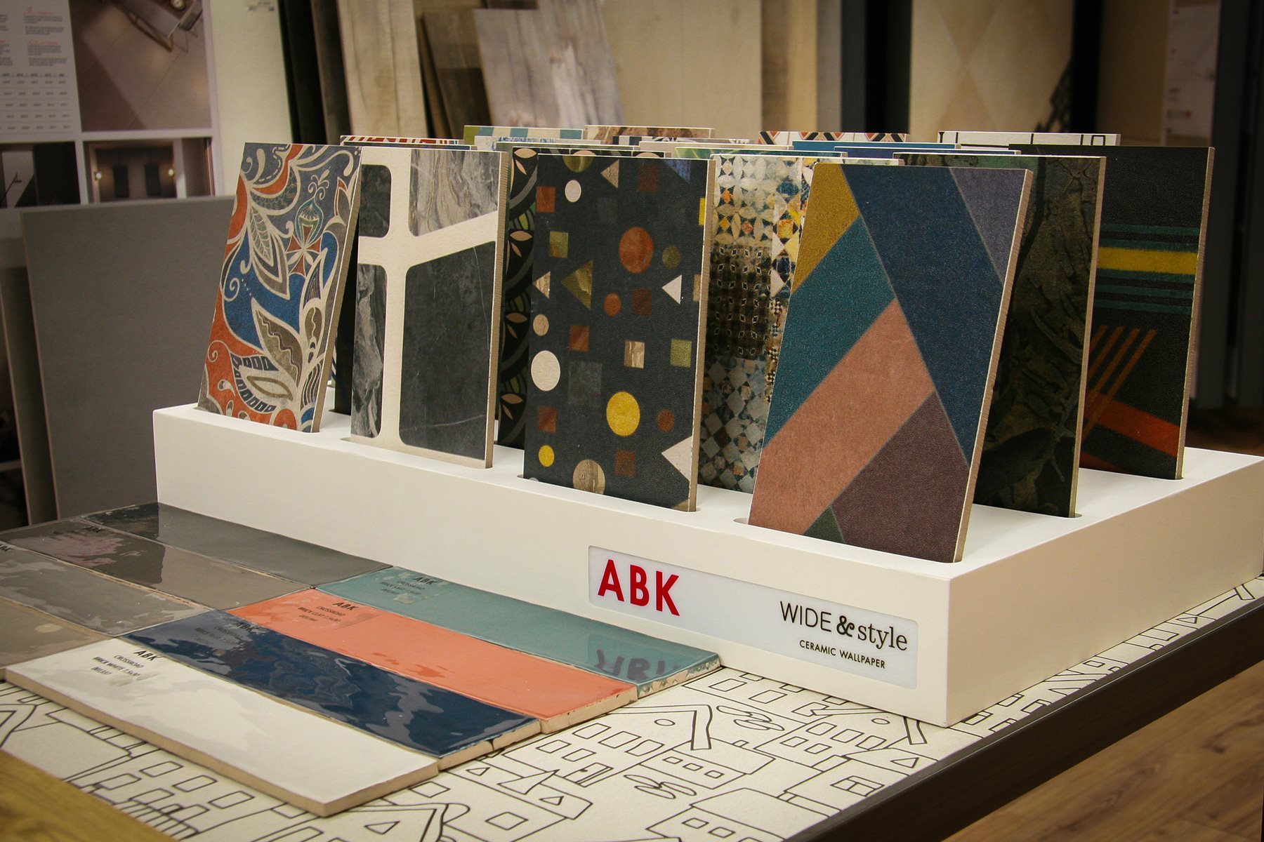 Punto_vendita_resana_piastrelle_bonato_ceramica_tavolo_business_color_ceramica_piastrella_decorata