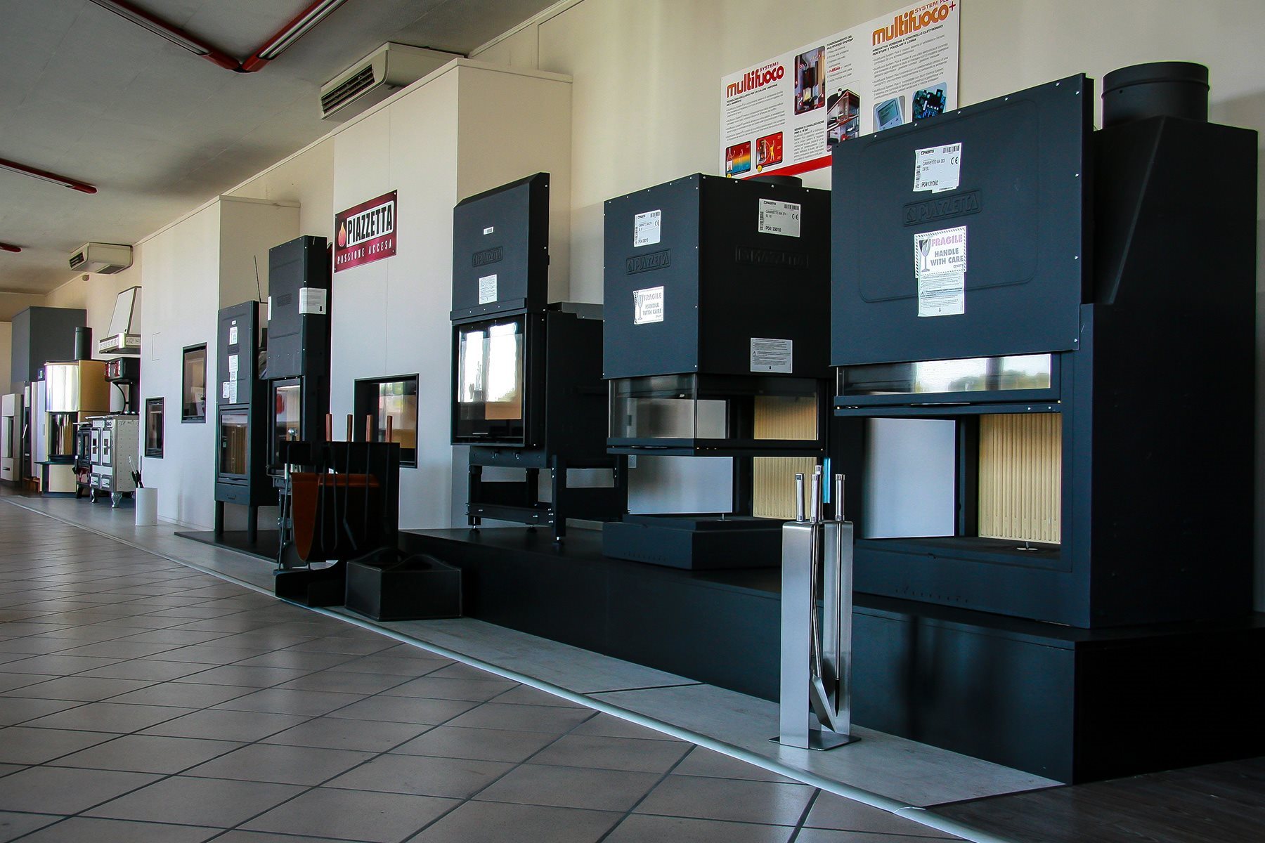 Punto_vendita_resana_piastrelle_bonato_ceramica_tavolo_business_stufe_legna_pellet