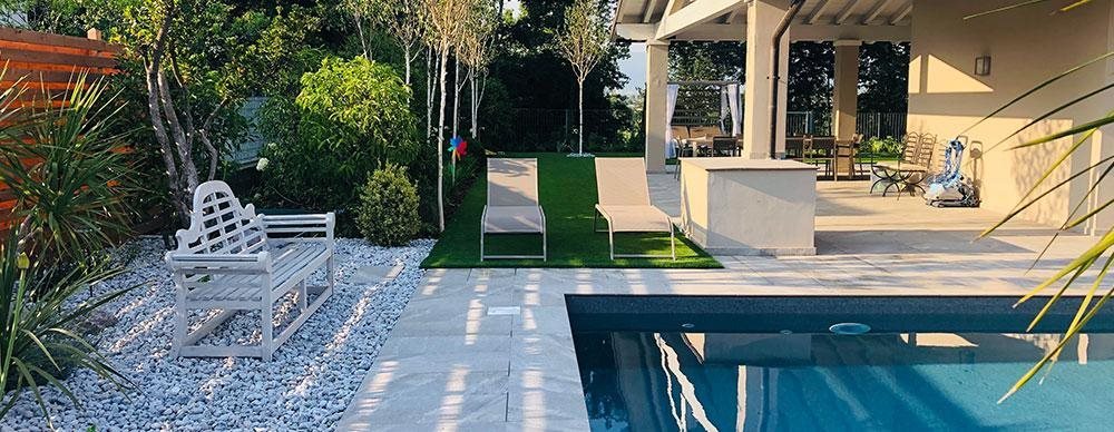 Villa-con-pavimentazione-in-pietra-sinterizzata-Hardscape-Porcelain-Etna-Light-Grey2