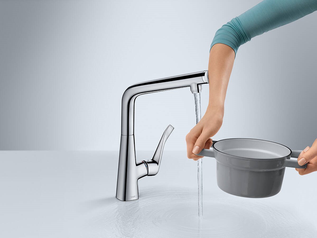 metris-kitchen-mixer_using-with-forearm_workflow_4x3