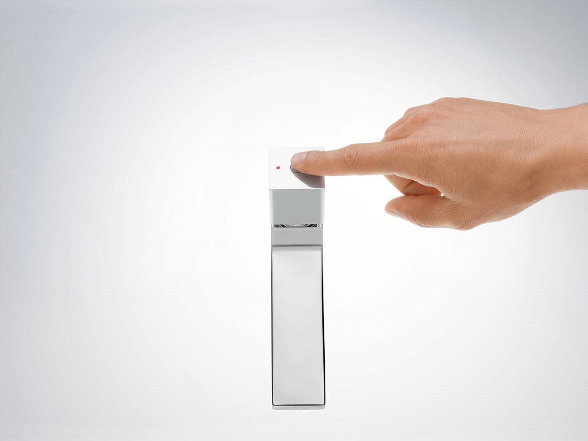 metropol-basin-mixer-select-button_finger-pushing-button_4x3