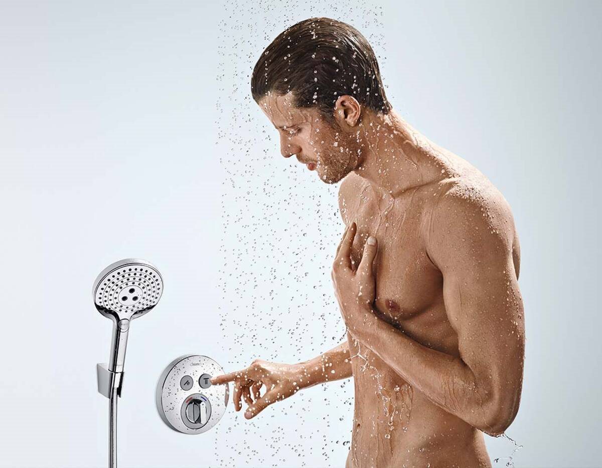 showerselect-s-shower-mixer_showering-man-pushing-a-button_4x3