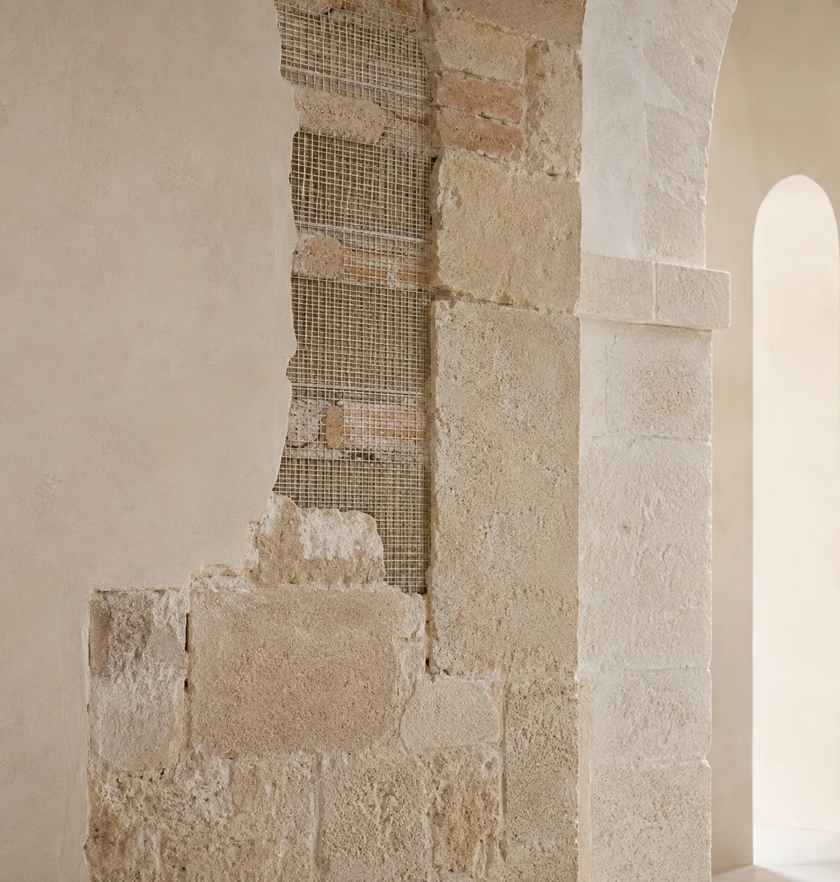Immagine dedicata a rinforzo e restauro, con prodotti rappresentativi disposti in modo realistico e ordinato.