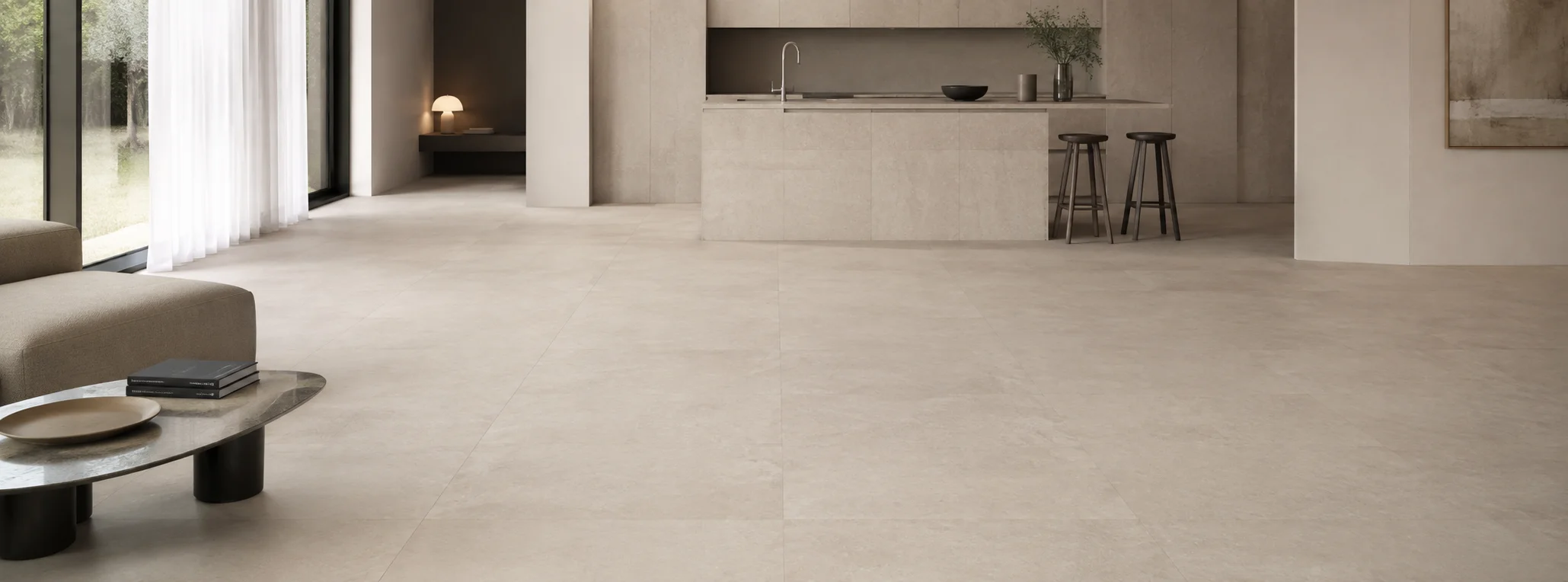 Superficie in gres porcellanato con pavimento e rivestimento coordinati in ambiente contemporaneo, inserita in un ambiente realistico e coerente con l’utilizzo.