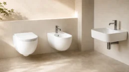 Cover riepilogativa della categoria sanitari con vasi, lavabi, copriwater e bidet, rappresentati con pochi elementi grandi e chiaramente leggibili.