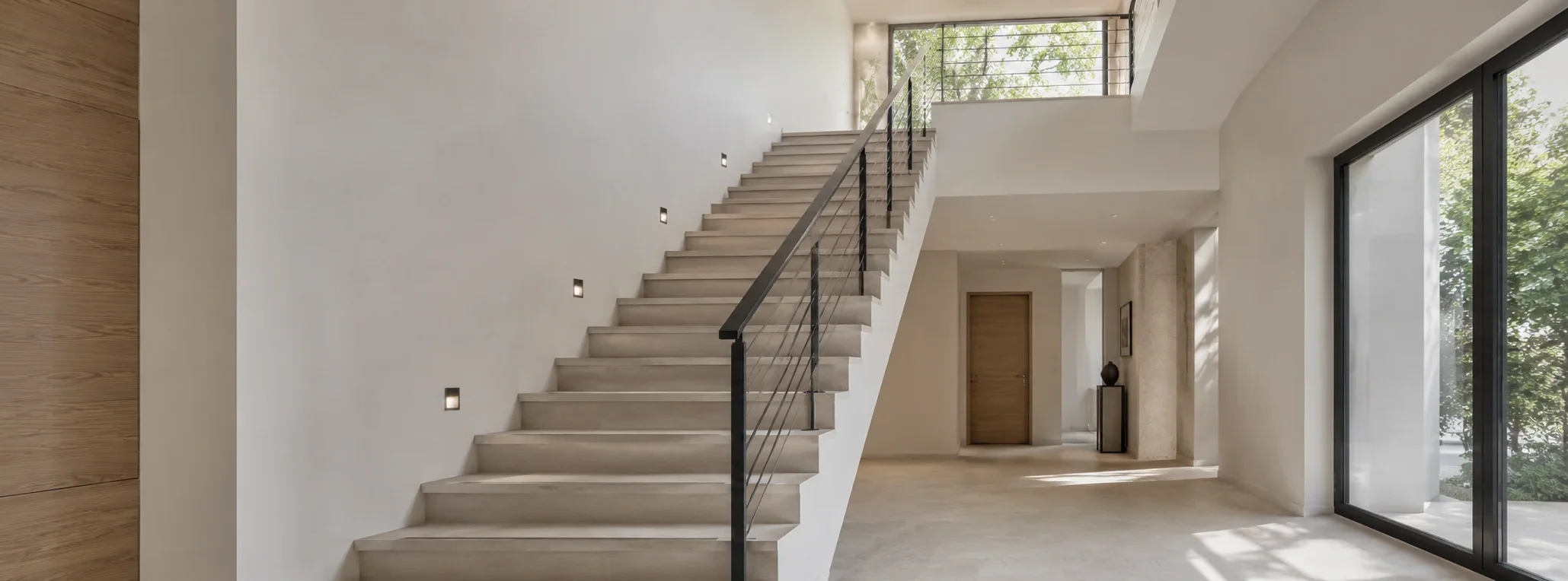 Scala integrata nell’ambiente con dettaglio del collegamento tra due livelli, inserita in un ambiente realistico e coerente con l’utilizzo.